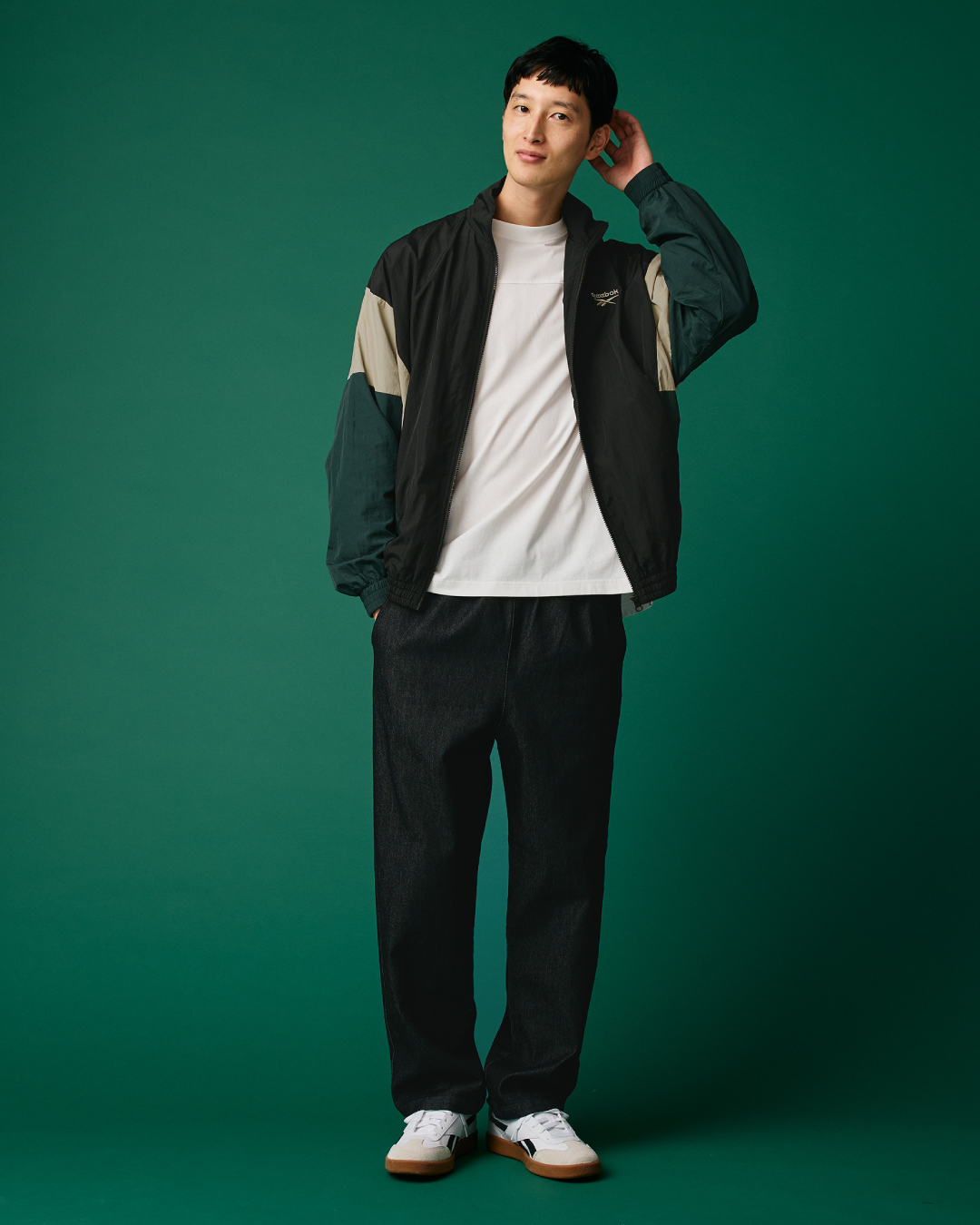ブラックとグリーンのReebokジャケットを着用したメンズルック