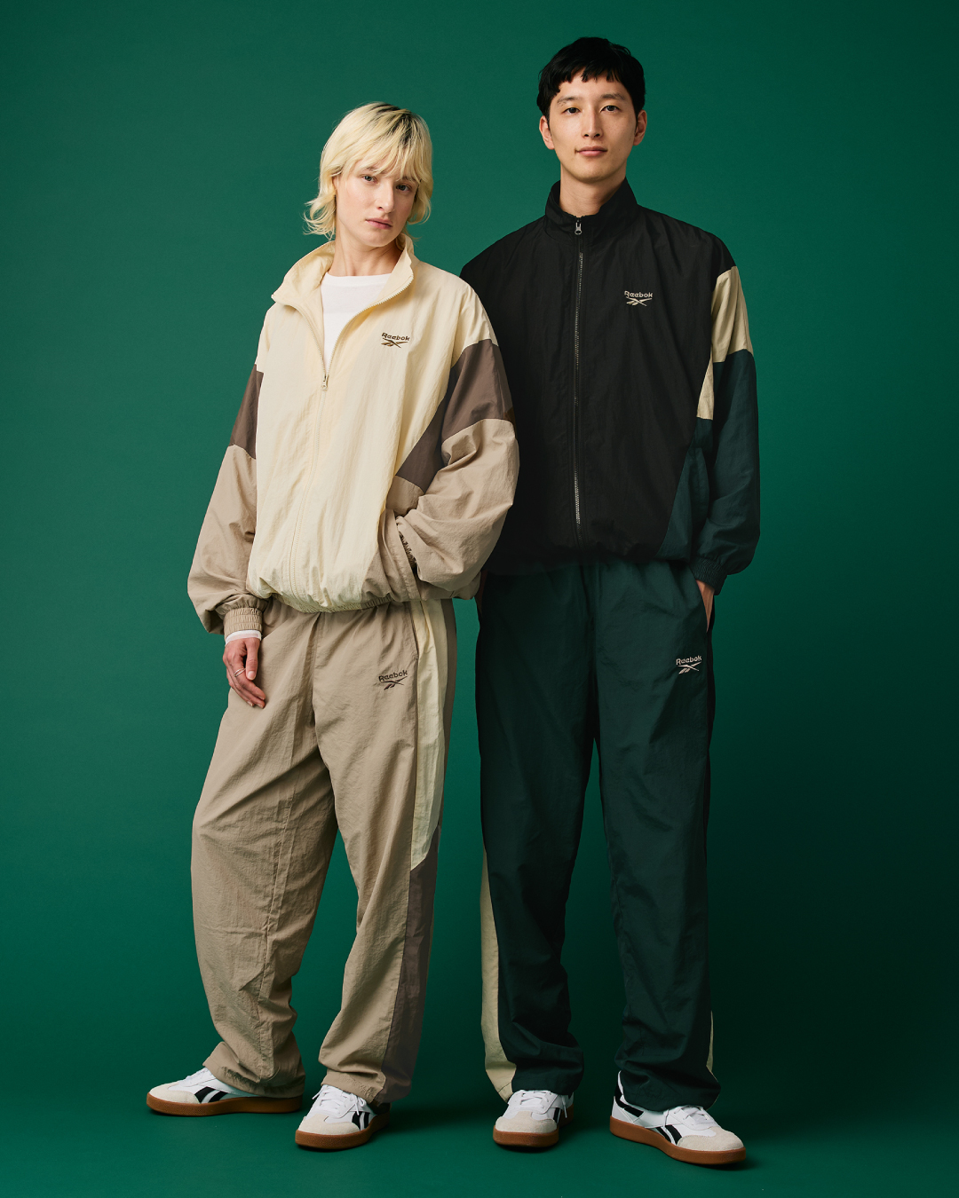 カラーブロックシリーズを着用した2人のモデル